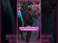 De pleuris breekt uit tijdens een koranverbranding waar ook tegendemonstranten aanwezig zijn.