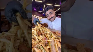 مطعم يكب لك الاكل بشكل لا نهائي 