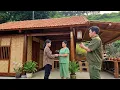 The girl was surprised to see Officer Hoang leading an elderly woman to visit the farm