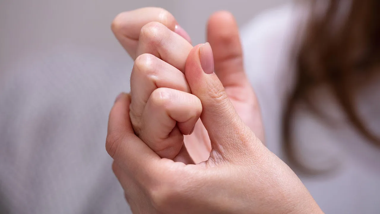 The Truth About Cracking Your Knuckles (Can It Really Give You Arthritis?)