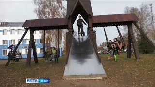 Воспитанники Тарского дома детства возвели настоящий детский городок