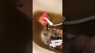Cambio de válvula de llenado en WC, seguimos con la novela de el piso de la alberca 