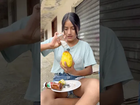 Probando mango y Maikel tiene muchas ganas