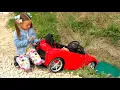 Download Lagu Sofia en compilatie grappige series over kinderauto's en speelgoed.