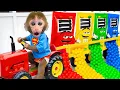 Download Lagu Monyet Bon Bon Imut makan popcorn pelangi dan berenang di bak mandi busa bersama teman anjing