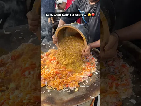 Tadke wale Chole Kulche🤤🥵 at just ₹60/- | INDIAN STREET FOOD #shorts #chole #indianstreetfood