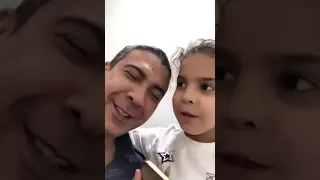 دكتور ضياء العوضي يغني مع طفلته   إدعوله بالرحمة دندنها