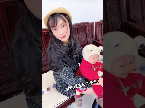 在廚房做事，叫老公帶娃，結果他還幫自己扮上了，這裝扮，娃有點上頭😂