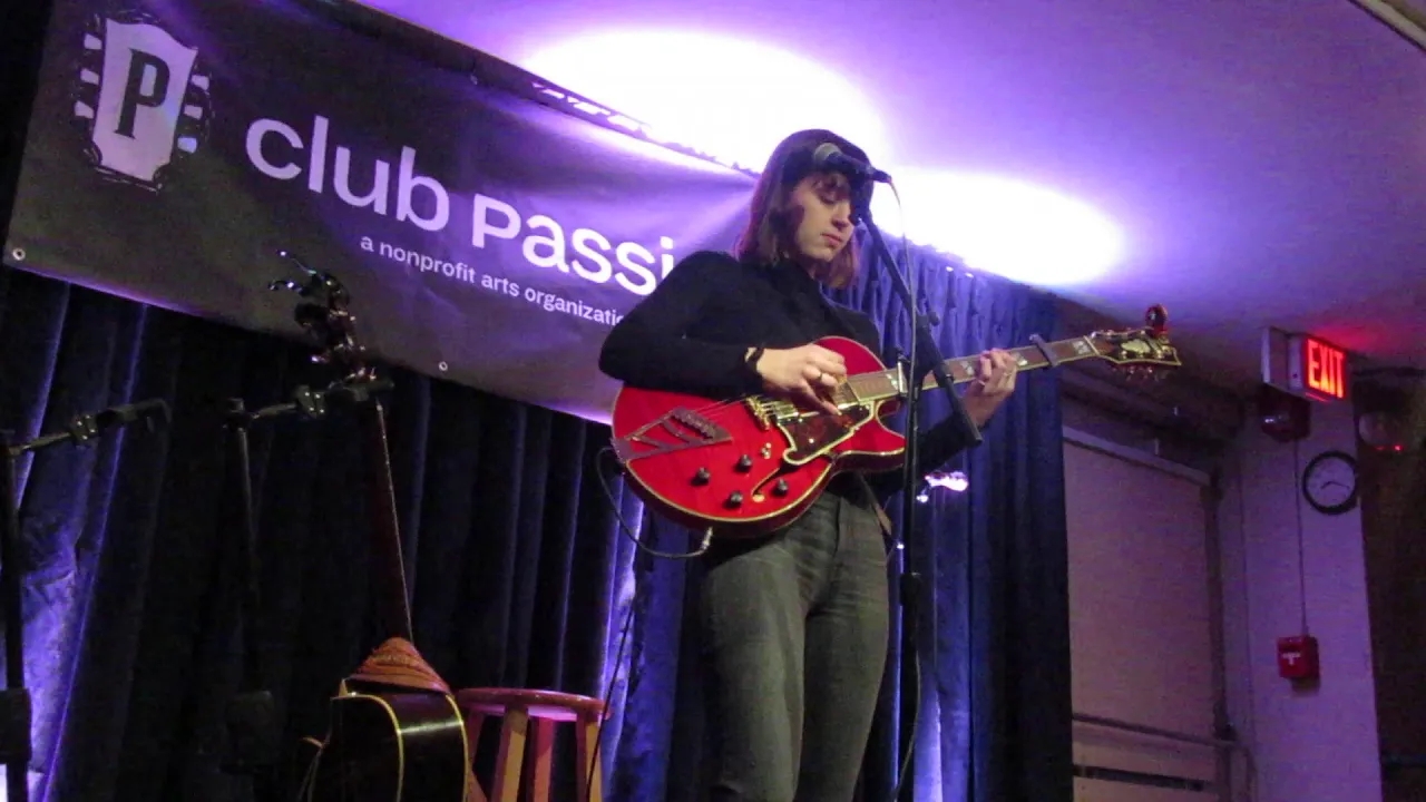 Lizzy McAlpine   "Apple Pie"