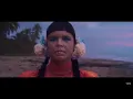 Y solo mírame con esos ojitos lindos - bad bunny , bombona estéreo (video oficial)