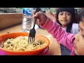 Qia Aiqa makan indomie di Penatapan Berastagi 2020