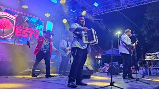 🎤 La Furia Perrona de El Salvador poniendo el ambiente y haciendo vibrar al público con su música.