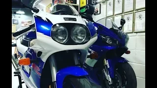 Caçador de Carros numa Garagem de Motos
