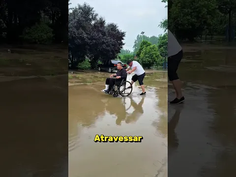 Ele tentou atravessar o caminho depois da chuva… e olha no que deu! 😱😂