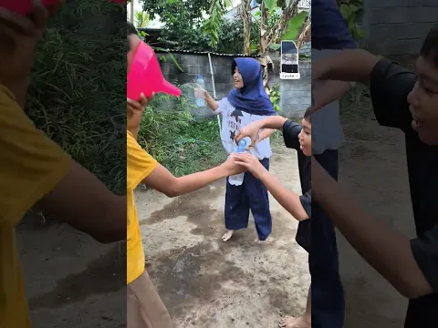 Team Ira vs. Ari, team siapa nih yang duluan botolnya penuh?!! #shorts