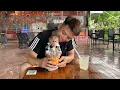 Download Lagu It suddenly rained! Luk sat huddled next to dad drinking coffee ☕🐒