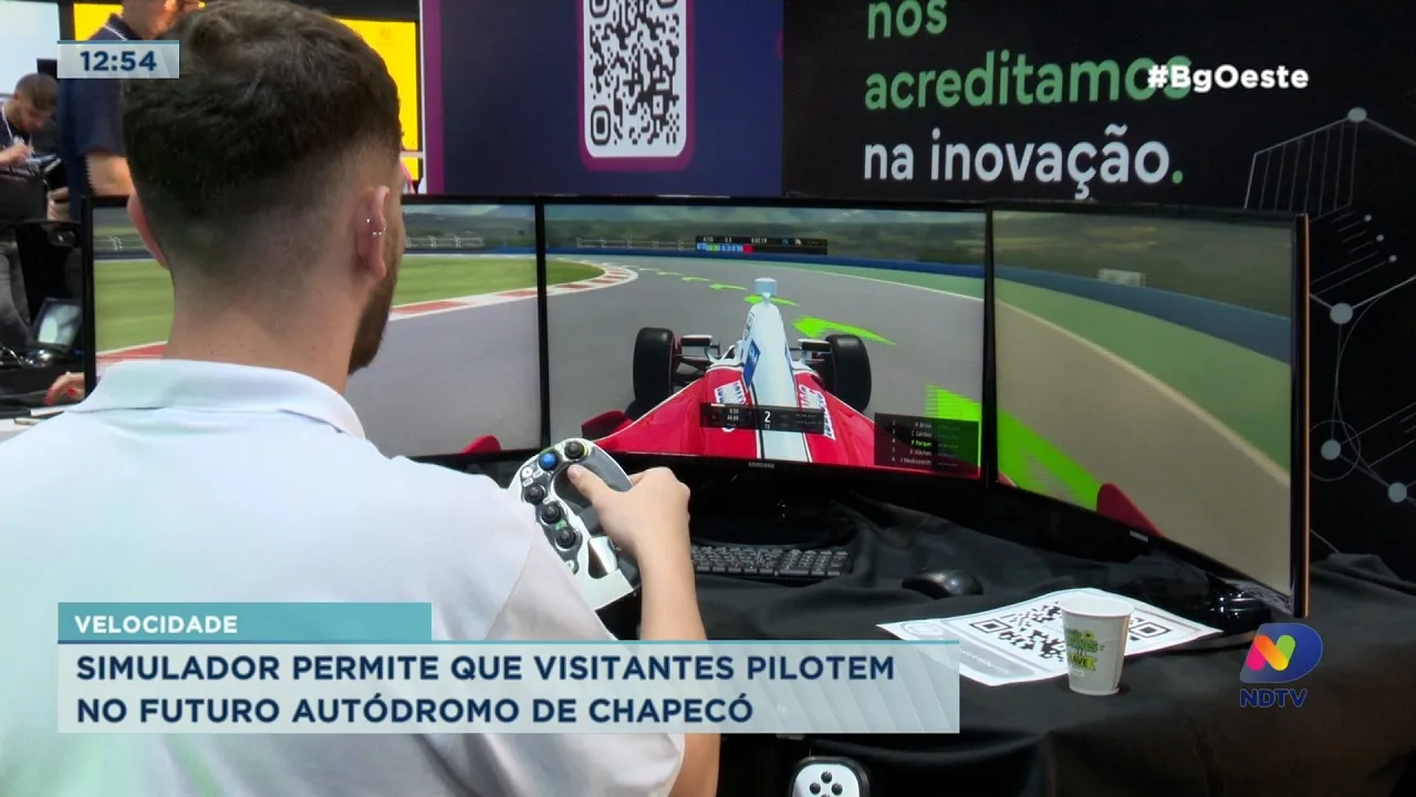 Simulador permite que visitantes pilotem no futuro Autódromo de Chapecó