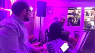 نزيه أبو الريش   يوسف بردقجي   تعا ننسا و على بابي واقف قمرين عود و بيانو              دندنها