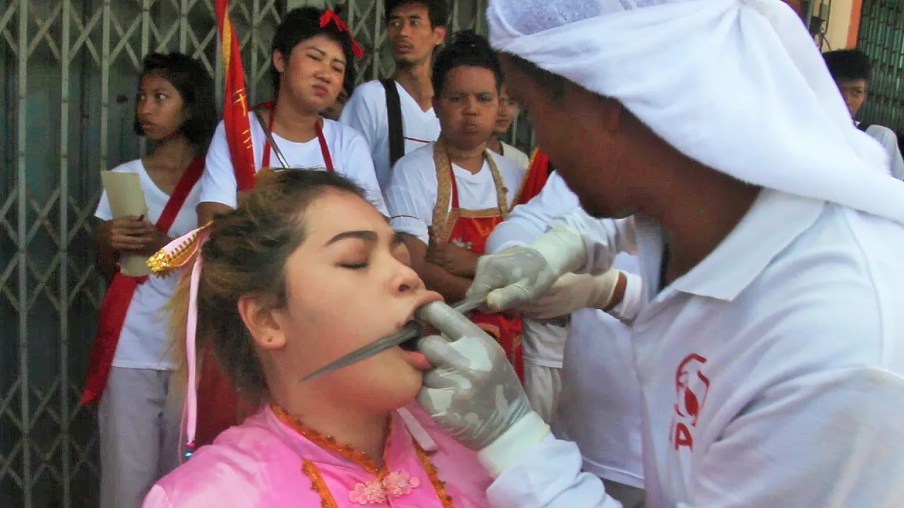 Phuket Vegetarian Festival 2014, Thailand - 2 Crazy Minutes 