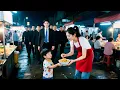 Download Lagu 擺地攤的灰姑娘給餓肚子的小男孩一碗炒飯，沒想到他是首富之子，第二天直接帶著總裁爹地登門提親：你願意做我的媽媽嗎？一個舉動改變命運！