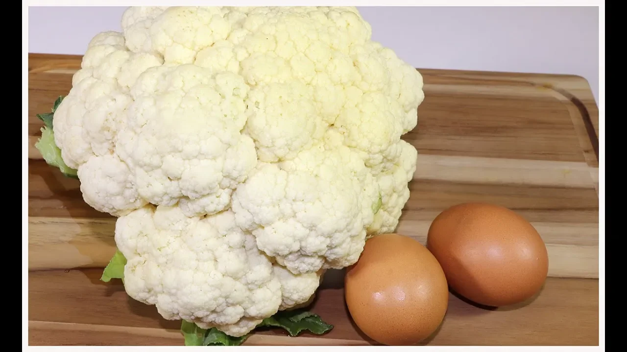 Você vai precisar de: - 1 couve-flor - 1 cebola roxa - 1 pimentão verde - 3 fatias de queijo - 3 fat. 