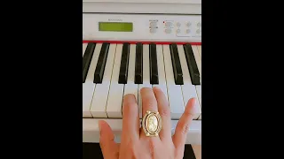 تعلم على البيانو عزف اغنية احلف بسماها وبترابها مع الصولفيج دندنها