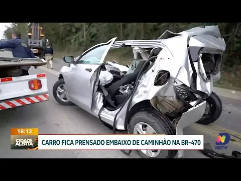 Acidente na BR-470: carro fica prensado debaixo de caminhão em Rio do Sul