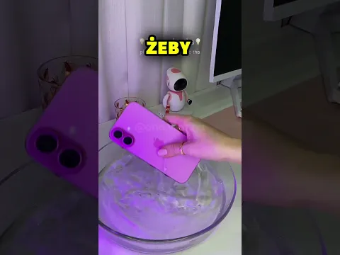 Twój telefon wpadł do wody i nie chce się włączyć. Co byś zrobił? 📱💦