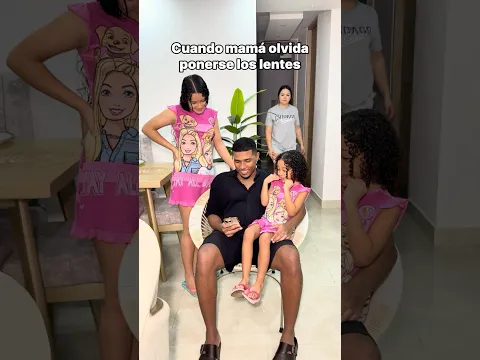 Cuando mamá no se pone los lentes 😱