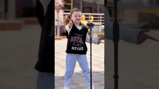 شوفو الفتاة الصغيرة كيف عم تغني اغنية قف وتمسك نازديج التركية 