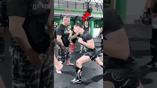 إياك تتحدا مدربك في لكمة بطن 