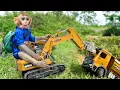 SmaRt BiBon Monkey Toxic is driving the truck and the kittens car repair road