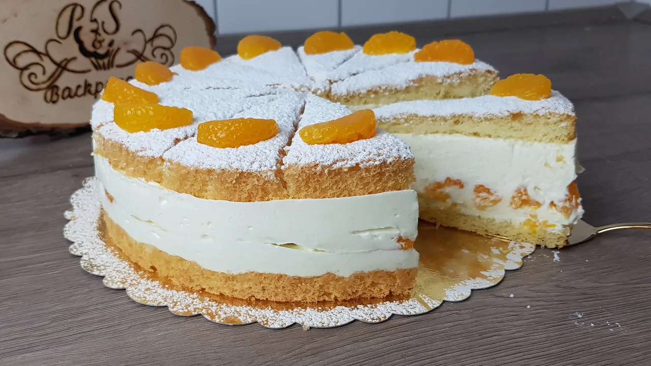 Rezept: Weihnachtliche Käse-Sahne-Torte mit Tortencreme. 