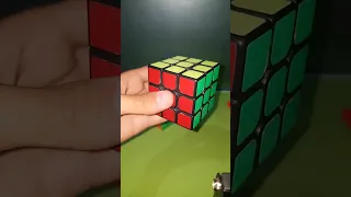 اسرع حركة في مكعب روبك لا تنسو الاشتراك وكذلك اقرءوا وصف الفيديو تابعوني 