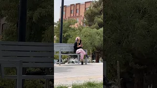 دختره دنبال صدا میگرده دوربین مخفی خنده دار  دختره دنبال صدا میگرده دوربین مخفی خنده دار