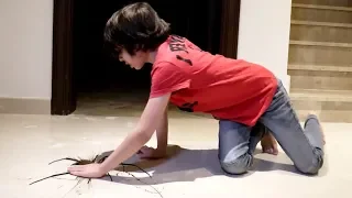 سحق عنكبوت كبير بيده 