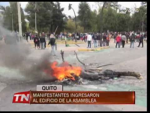 Manifestantes ingresaron al edificio de la asamblea