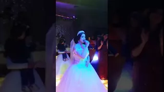 عروس تغني اغنية يارا  بيت حبيبي   ررررووووعة دندنها