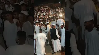 الاف الجماهير في انتظار بدا حفل الفنان ابوالقاسم ود دوبا 