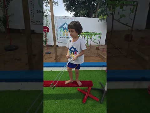 Essa atividade desenvolve equilíbrio e coordenação motora