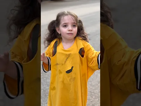 وقفت تشاهد فرحتهم… وحملت غصتها ورحلت 💔🥹