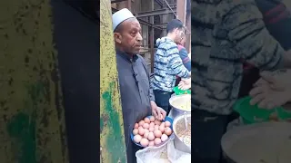 يا ولي النعم   فطار ببلاش لزوار سيدنا الحسين من إيد عم إبراهيم الشيخ الشعراوي كان بيعشق الدقه بتاعته دندنها