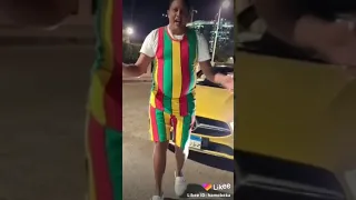 حمو بيكا بيغني انا بيكا ماي لاف الفانز في الشارع قدام سيارته الجديده 