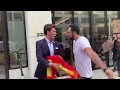 Lagu Valtonyc intenta quitarle la bandera de España al presidente de Vox en Gerona