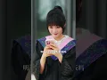 七年前她鼓起勇氣告白卻被拒，七年後竟和他成了對門鄰居！本以為是自己的一廂情願，誰知他竟主動為她做飯、修水管、雨夜撐傘，直到真相揭開，才知他已默默守護她多年！