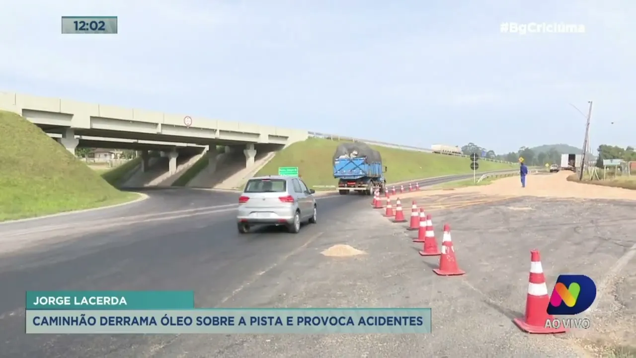 Caminhão derrama óleo sobre a pista e provoca acidentes na rodovia Jorge Lacerda