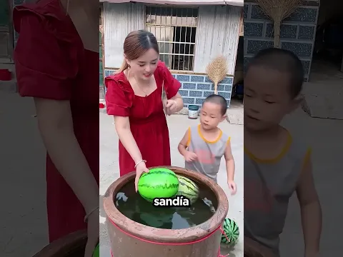 Esta Mamá Cortó Sandía Para Su Hijo y Esto Pasó 😂