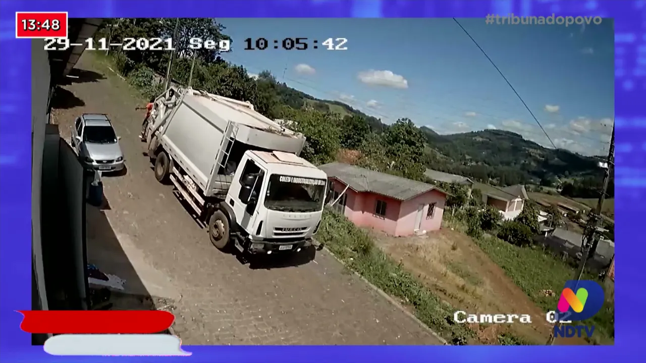 Caminhão despenca e atinge casa: Trabalhadores conseguiram sair antes do acidente