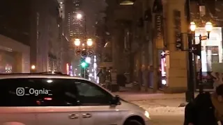 وسط الشوارع ناس كتيرة مروحين والناس ياقلبي هما هما وهو فين وانا ماشية بتلفت وبسأل كل يوم  وسط الشوارع ناس كتيرة مروحين والناس ياقلبي هما هما وهو فين وانا ماشية بتلفت وبسأل كل يوم