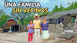 UNA FAMILILA VIVE EN LA NADA ENTRE LAS MONTAÑAS
